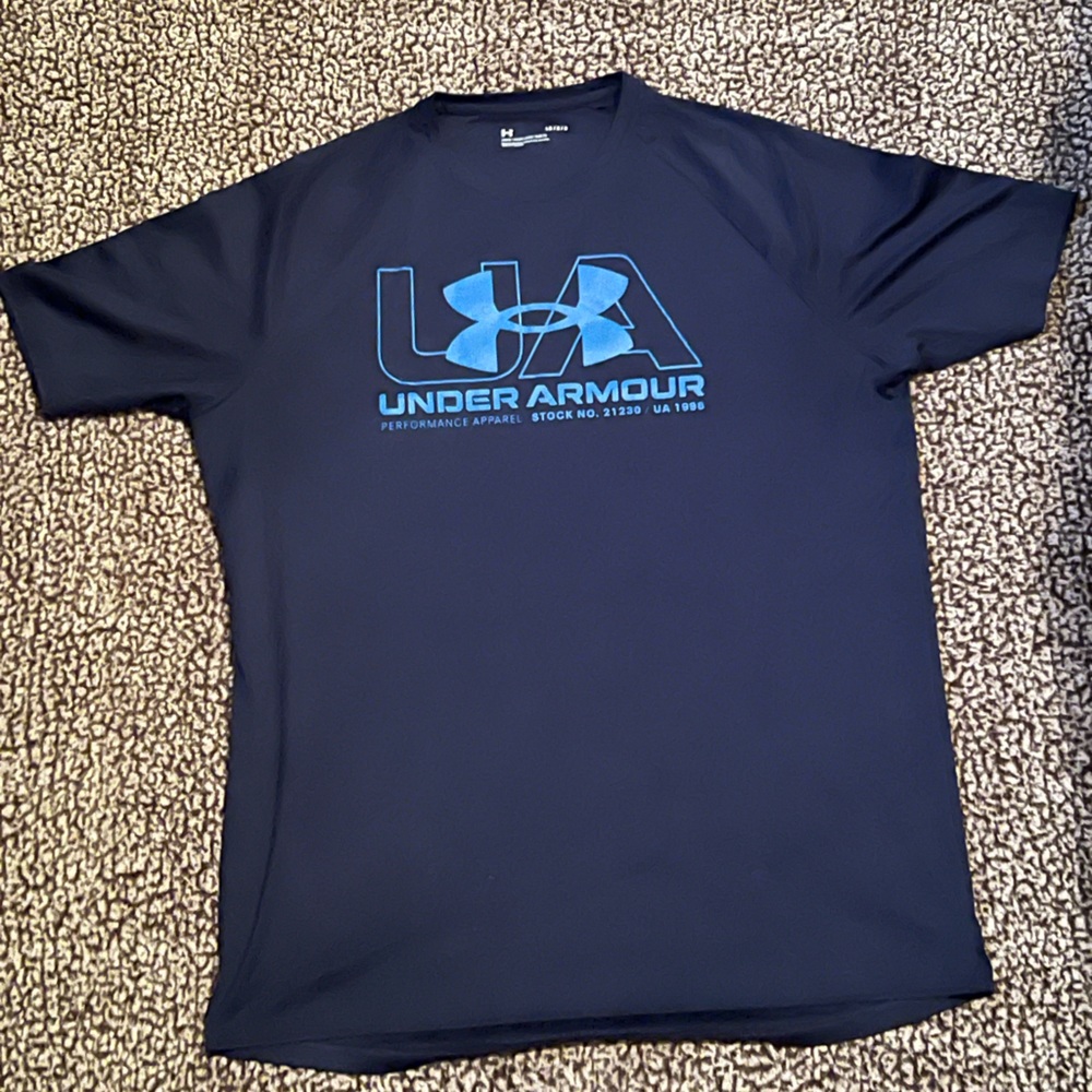 Navy blue Under Armour shirt sleeve shirt size large